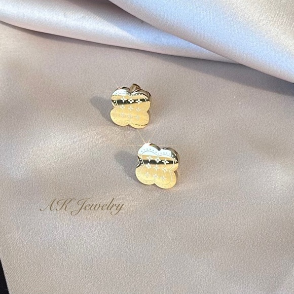 💎18k EARRINGS Gold Plated Pierced Clover, Flower - Picture 5 of 9